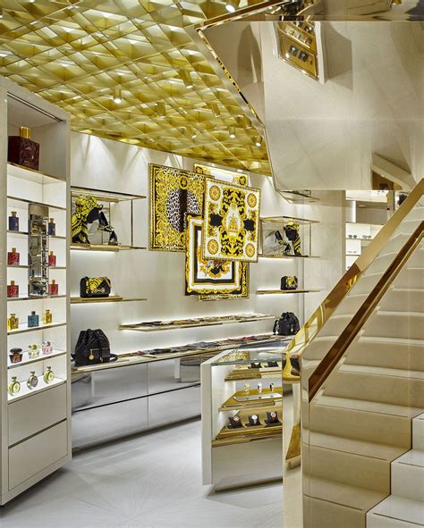 magazzino versace novara|Trova la boutique Versace più vicina .